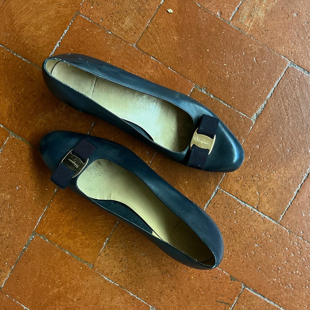 Salvatore Ferragamo Navy Leather Vara Bow Low Heel Size 10